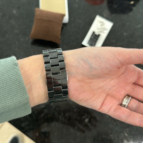 Stylish Michael Kors Black Watch - Picture 3 of 5